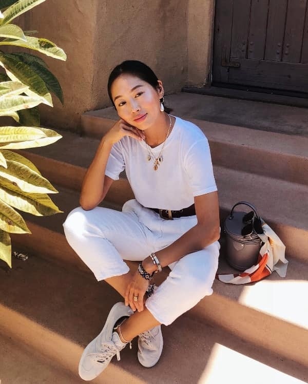Có vẻ như mix đồ theo xu hướng matchy - matchy đang là cách được lòng rất nhiều fashionista. Ứng dụng công thức này vào phong cách của mình, Aimee Song sử dụng áo phông trắng cơ bản để phối cùng quần ống rộng và gìay sneaker ton sur ton. Chiếc thắt lưng da màu đen chính là điểm nhấn khiến cho tổng thể thêm phần chỉn chu, gọn gàng.    