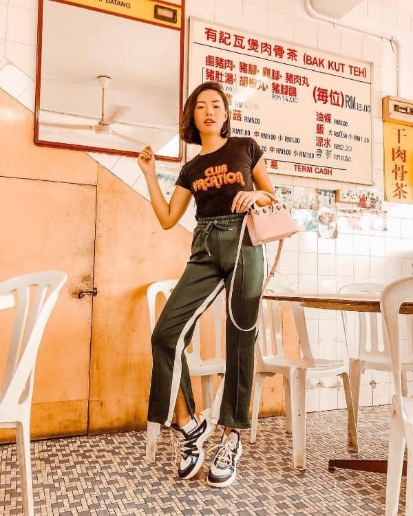 Vốn được biết là người yêu sự phá cách mới mẻ, Olivia Lazuardy luôn mang đến những bí kíp phối đồ trẻ trung mà chất lừ. Tuần này, cô chọn áo phông cơ bản để kết hợp với quần thể thao xẻ ống và giày sneaker. Chiếc túi xách hồng trở thành điểm nhấn bắt mắt cho set đồ màu trầm.    