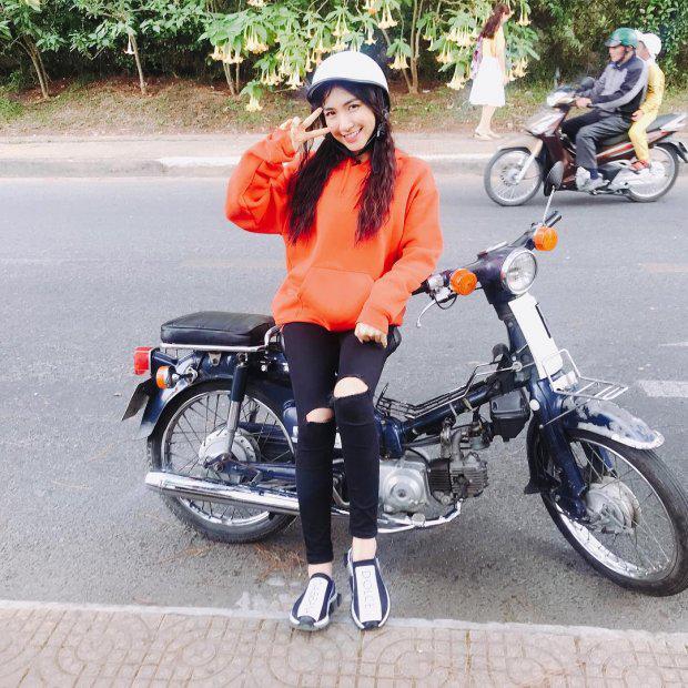 Hòa Minzy cũng sở hữu một item tương tự.     