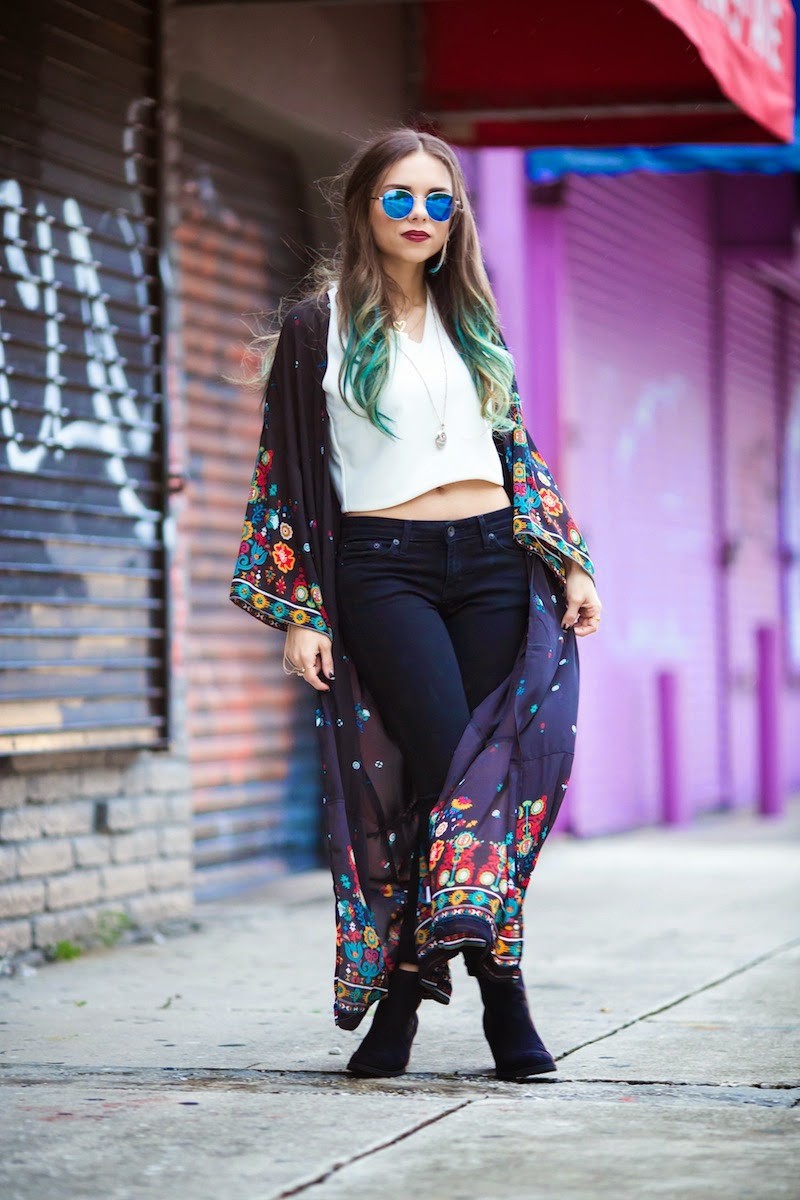  Mái tóc như đã hòa quyện với chiếc áo kimono cardigan đầy màu sắc.
