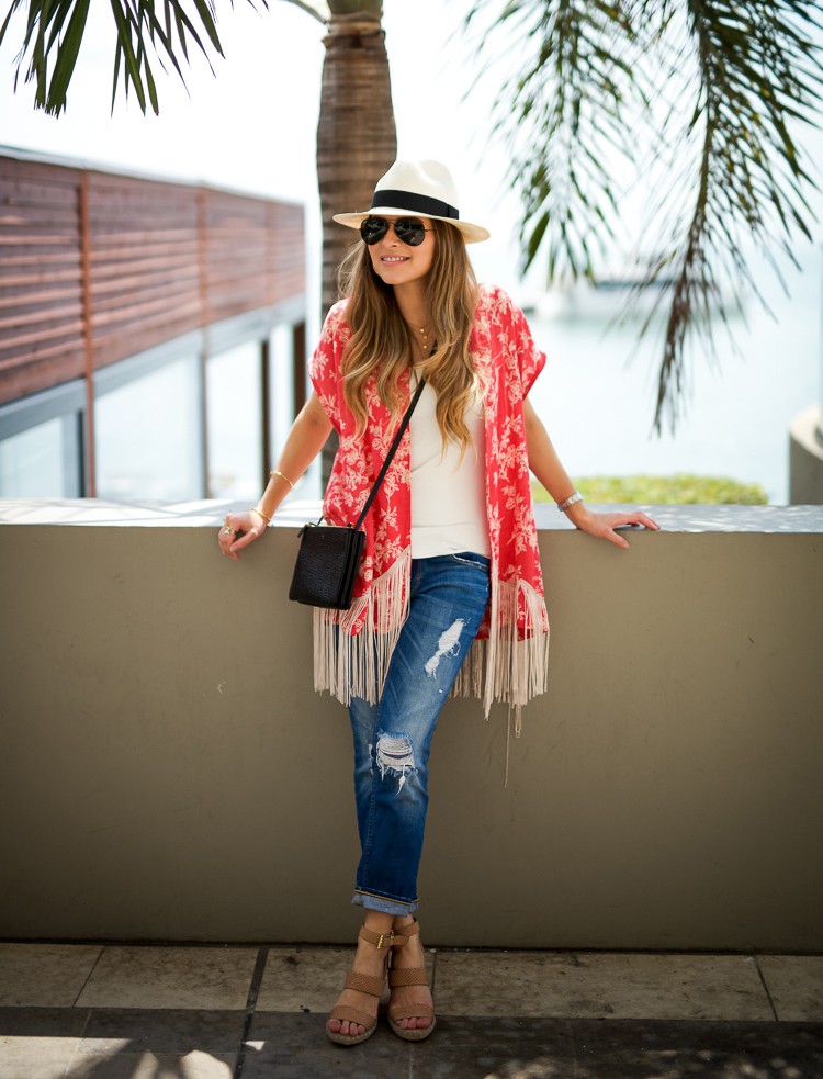  Nếu đang ở ngoài trời, kính râm và mũ cói sẽ là một phụ kiện tuyệt vời để bộ kimono nhìn thêm cá tính.