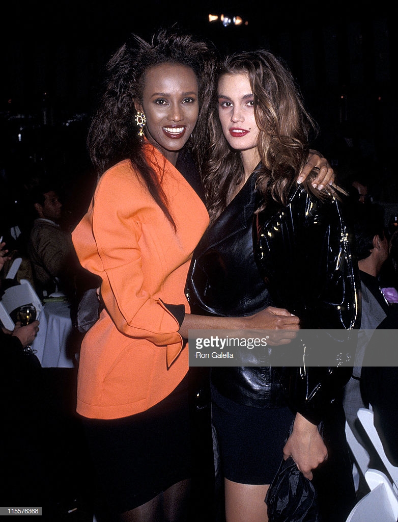 Siêu mẫu Cindy Crawford là biểu tượng thời trang cho phong cách cá tính, mạnh mẽ.