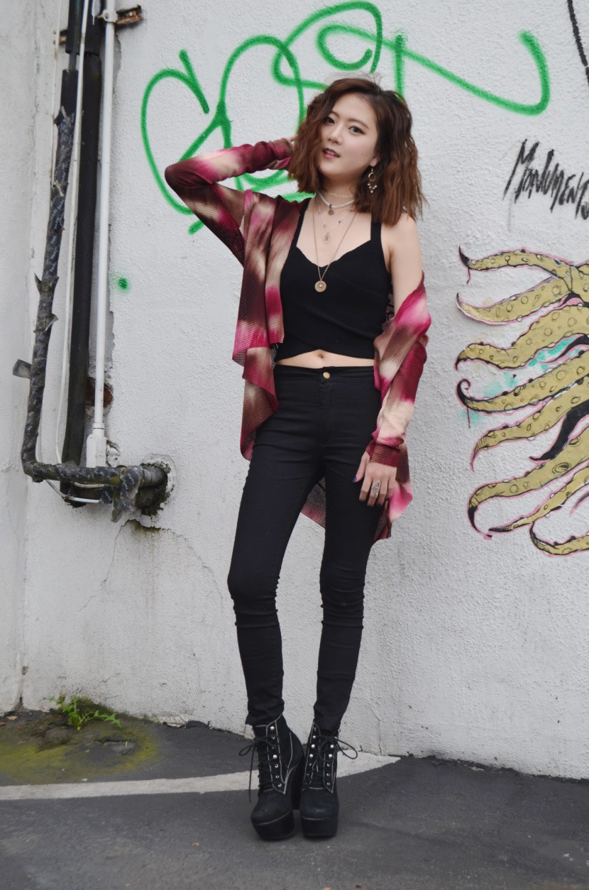 Với bộ đồ thuần đen như này, chiếc kimono cardigan màu sắc chính là điểm nhấn giúp bộ Shbet999 com đăng nhập không đơn điệu.