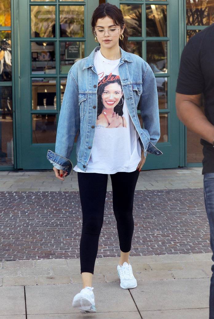 Selena Gomez diện mốt denim theo xu hướng những năm 80 kết hợp với cặp kính gọng to.    