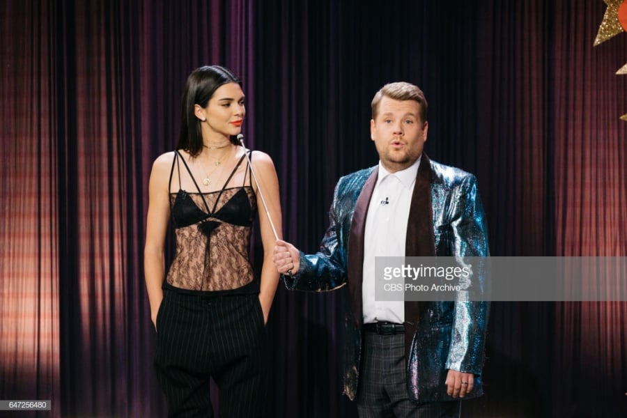 Người mẫu Kendall Jenner xuất hiện trong show truyền hình “Buổi tối với James Corden” với phong cách thời trang đầy táo bạo. Bộ đồ liền được phối hợp với quần tây đơn giản khoe trọn thân hình rắn chắc của cô nàng.     