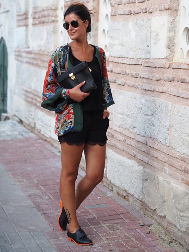  Nếu bạn lựa được một đôi giày có màu sắc tương đồng với chiếc kimono cardigan bạn đang mặc thì tuyệt vời!