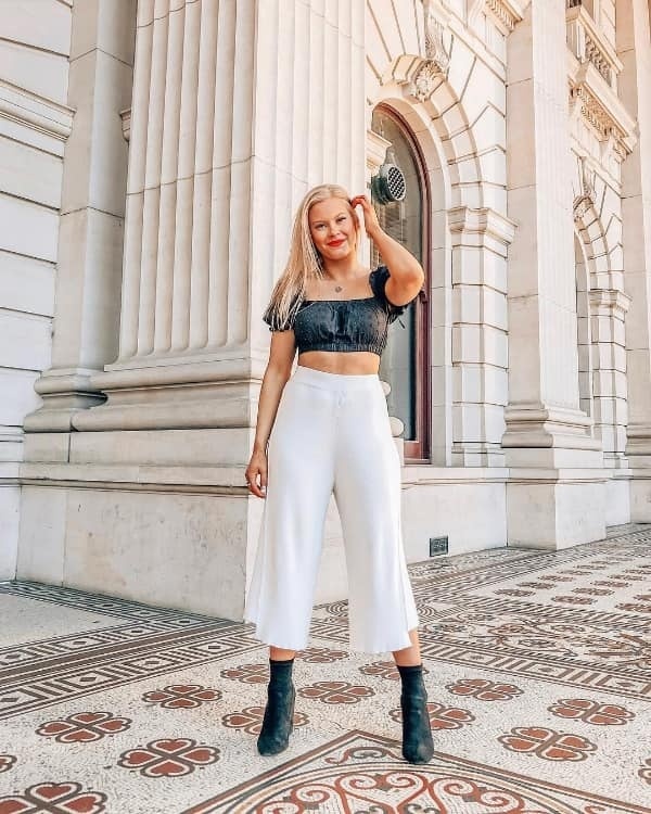 Tiếp tục lựa chọn crop top để khoe eo thon nhưng lần này thay vì kiểu dáng tay dài, fashionista nước Úc lại lựa chọn item ngắn tay để mix cùng quần vái ống loe mang hơi hướng cổ điển.    