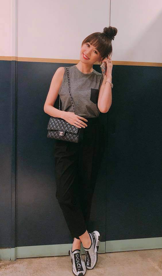 Ở một nơi xa xôi khác, bà xã của anh Hari Won cũng 
