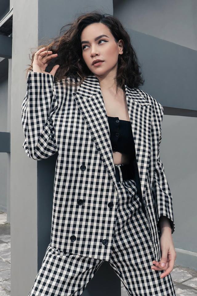 Biến hóa với kẻ caro và bộ vest hiện đại, trẻ trung.    