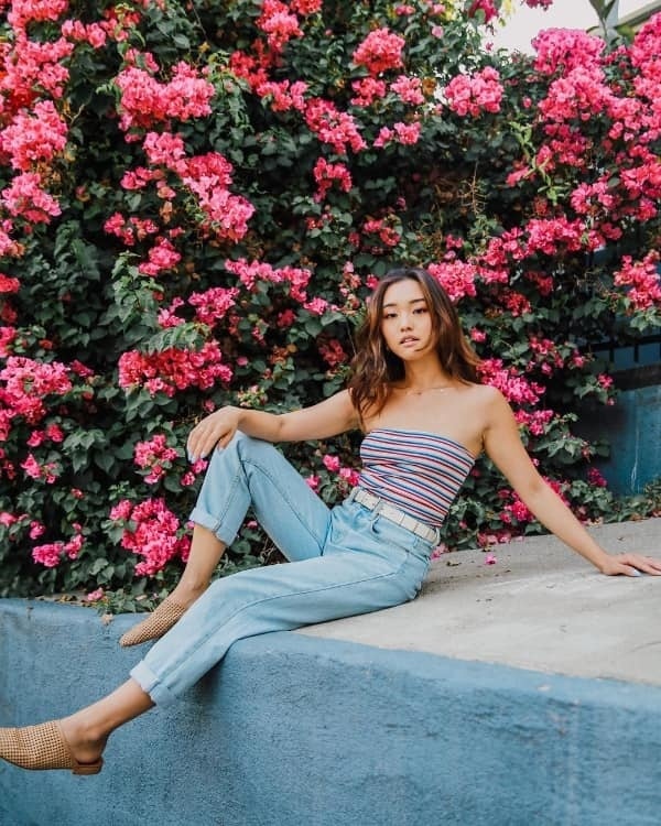 Jenn Im chứng minh đẳng cấp thời trang với một set đồ trẻ trung hiện đại. Nàng fashionista xứ Hàn phối áo quây kẻ sọc cầu vồng hot trend với quần jean xắn gấu. Cô sử dụng phụ kiện là giày mule để tạo được cảm giác thoải mái mát mẻ.    