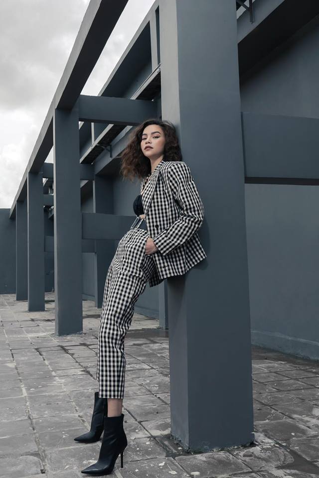 Nữ ca sĩ tạo dáng bất cần, khẳng định vẻ đẹp nữ quyền.    
