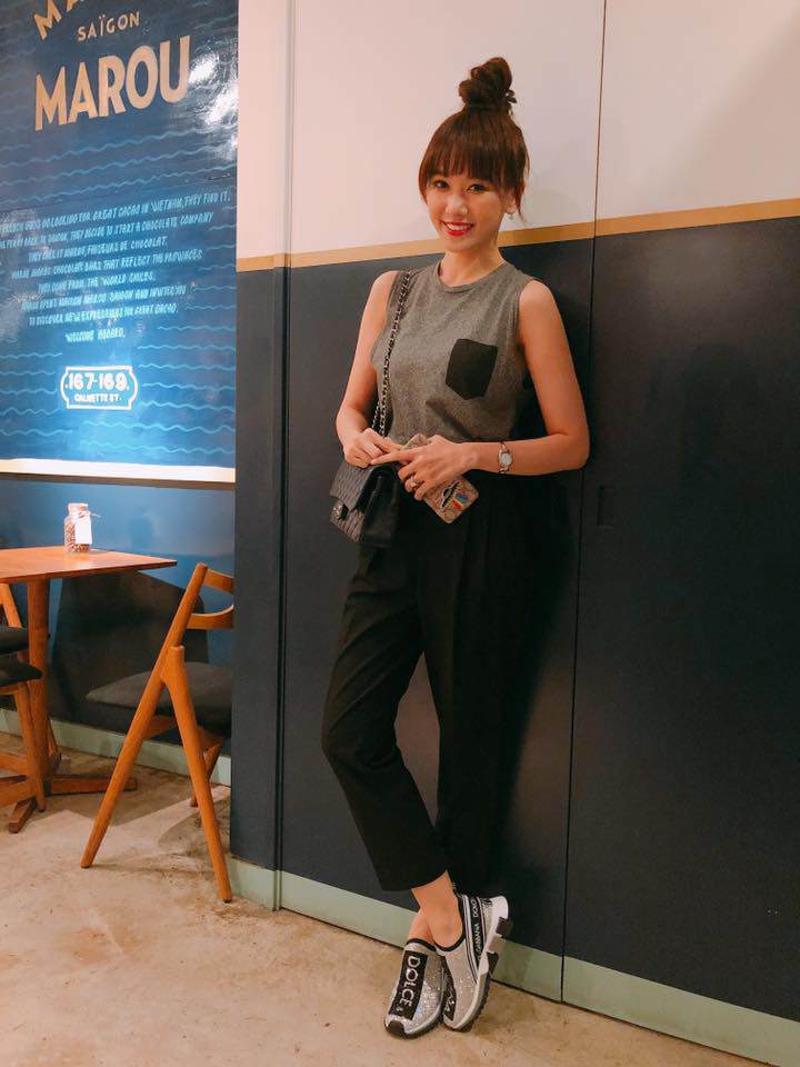 Hari Won ngày càng trẻ trung nhờ ông xã Trấn Thành tư vấn trong cách ăn mặc. Set đồ đơn giản của cô thêm phần nổi bật nhờ vào cách phối giày cùng túi xách Chanel xa xỉ.     