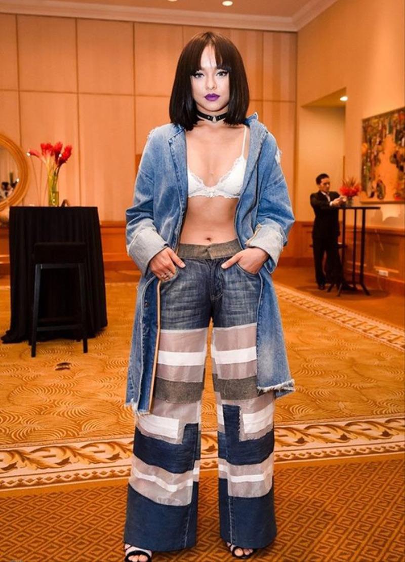 Mai Ngô như lắp ráp vải denim thành chiếc quần kém duyên.     