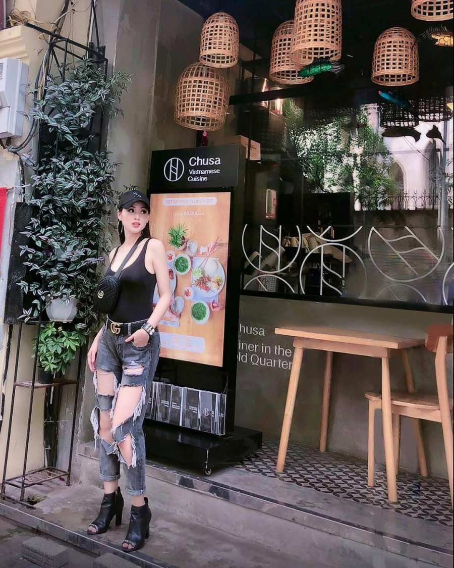 Cùng lắm người ta mặc jeans rách vài vết nhỏ, riêng Tâm Tít đã rách là phải te tua như thế này mới được. Có bà mẹ nào táo bạo mà vẫn sang xịn như Tâm Tít, dát loạt đồ hiệu từ túi đến thắt lưng Gucci nhưng quần jeans lại đúng chất 