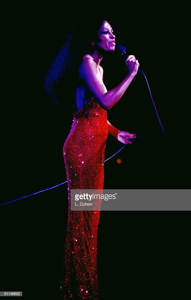 Huyền thoại âm nhạc Diana Ross đã khởi xướng phong cách thời trang lấp lánh. Không chỉ nổi tiếng với những sân khấu sôi động, bà còn được nhớ đến gu thời trang biểu diễn đặc trưng với váy ánh kim sequins và Link Vào SHBET88 Mới Nhất xù ấn tượng. 