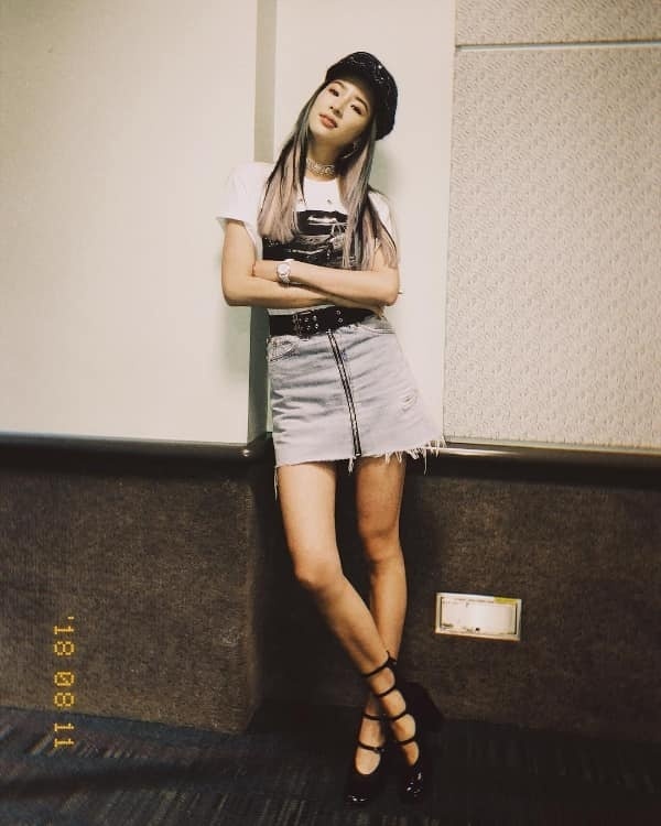Irene Kim vẫn sành điệu chất chơi như thường lệ. Tuần này, fashionista đình đám Hàn quốc sử dụng bộ đôi áo phông + chân váy jean cho outfit của mình. Những điểm nhấn như mũ baker boy hay thắt lưng da càng khiến cho phong cách của cô thêm phần thời thượng nổi bật.    