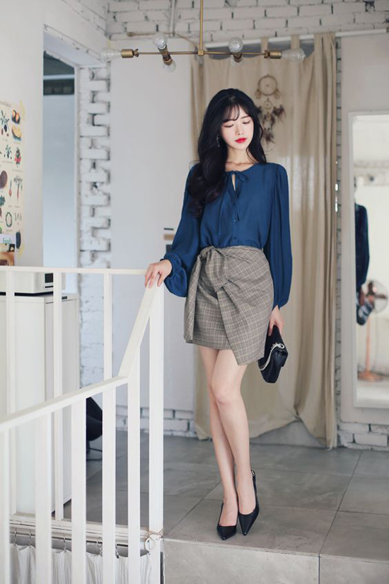 Chân váy rời từ kiểu đầm mini cho đến váy chữ A đều được trang trí phần thắt dây lưng bắt mắt. Các kiểu Shbet999 com đăng nhập này thường được mix cùng áo lụa, áo blouse theo phong cách cổ điển.    