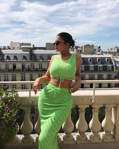 Crop top cùng chân váy không phải là cách mix đồ xa lạ, nhưng nó thú vị hơn khi được phối theo phong cách matchy-matchy. Set đồ xanh chuối nổi bật mang lại cho Kylie Jenner vẻ ngoài rất lạ mắt.  