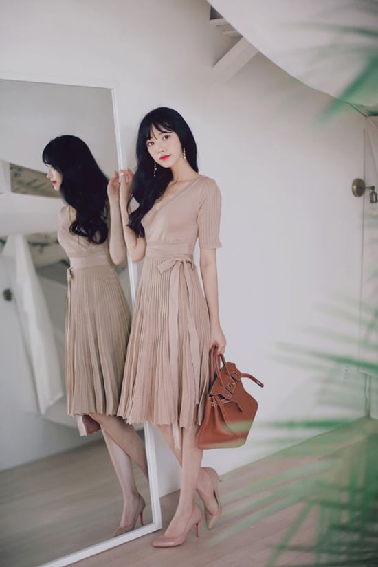 Váy thắt eo mang hơi hướng hoài cổ là sản phẩm được yêu thích ở mùa thu 2018. Đây là Shbet999 com đăng nhập tiện lợi trong việc phối đồ đi làm và mang lại hình ảnh dịu dàng cho người mặc.    