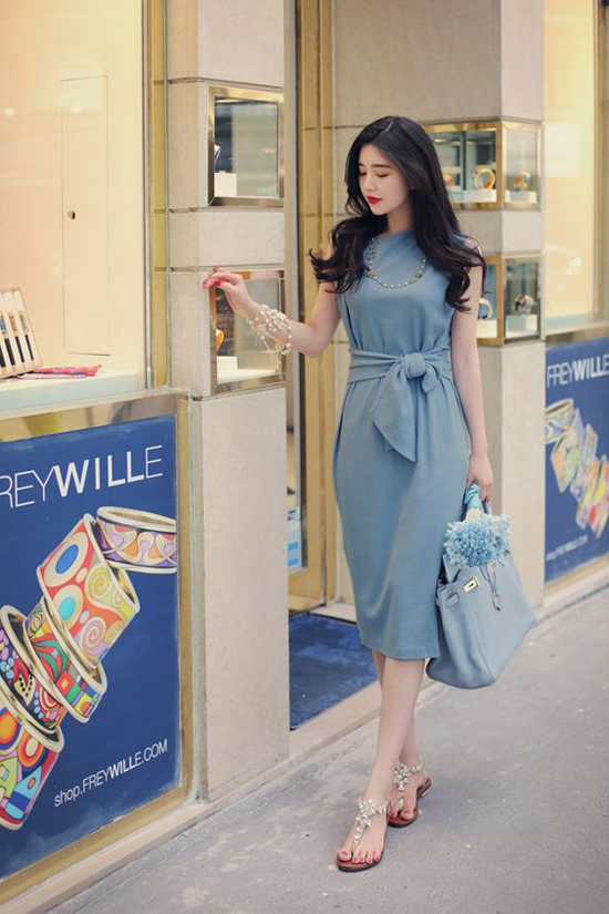 Váy liền thân, dáng dài trang trí dây lưng vải cùng chất liệu được biến tấu một cách sinh động.    