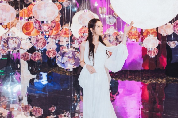 Mỹ nhân Tân Cương tham gia sự kiện tại Thượng Hải.    