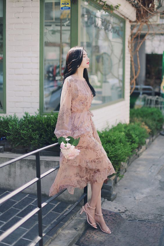So với việc mix áo sơ mi, áo blouse cùng chân váy thì cách diện đầm liền thân trông nữ tính và hiền dịu hơn.    