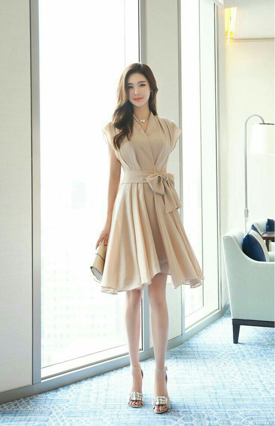 Chi tiết dây lưng vải thắt eo được xử lý một cách sáng tạo giúp kiểu váy cổ điển trở nên đa dạng hơn.    