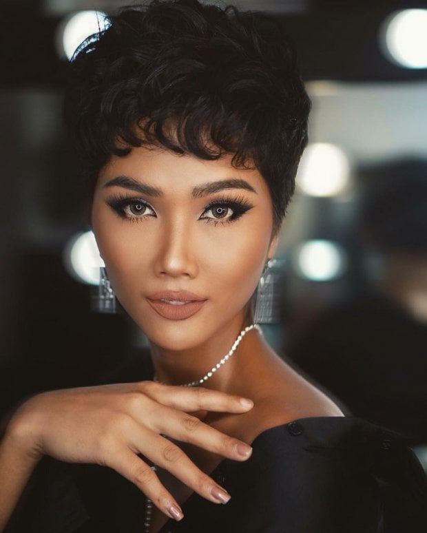 Hoa hậu tóc ngắn tiếp tục ứng dụng với layout make up lạ mắt.  
