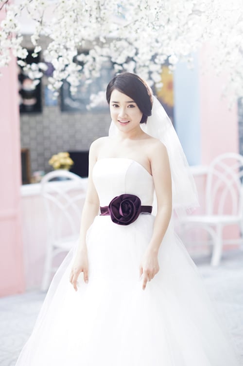 Nhã Phương dường như rất yêu thích các thiết kế quây cúp ngực, xòe bồng với ưu điểm tôn đường cong nơi vòng một, mang lại vẻ gợi cảm, trẻ trung cho người mặc.     