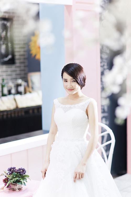 Thiết kế váy có cổ thuyền và cổ cúp ngực trái tim tạo ấn tượng cho người đối diện. Váy xòe bồng phù hợp với mọi dáng người và giúp cô dâu hóa thân thành nàng công chúa cổ tích trong tiệc cưới.     