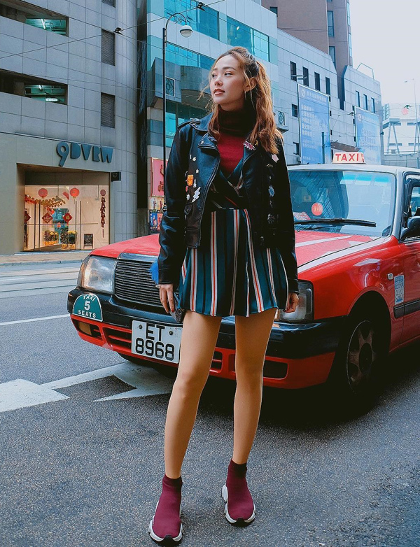 Trước đó, thiết kế Balenciaga 630 USD (gần 15 triệu đồng) này được Minh Hằng chọn mua màu đỏ và sử dụng trong nhiều chuyến đi.    