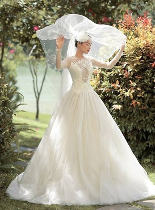 Chiếc váy được đắp ren nổi cầu kỳ ở thân trên đem lại sự sang trọng, tinh tế cho người mặc.     
