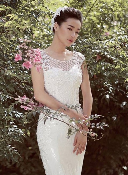 Người đẹp diện váy có thiết kế cổ hai trong một (cổ thuyền và cúp ngực) mang vẻ hiện đại, mới lạ. Dọc thân váy được đắp ren thêu nổi tạo sự quyến rũ và gợi cảm. Dáng váy ôm sát người giúp cô dâu khoe triệt để đường cong Sh88bet đăng ký miễn phí.     