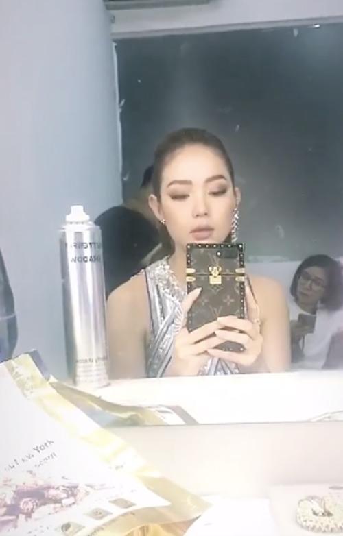 Minh Hằng vừa hoàn thành xong buổi chụp ảnh hình hiệu chính thức cho The Face Việt Nam 2018 cùng với 2 vị HLV còn lại là Thanh Hằng và Hoàng Yến.     
