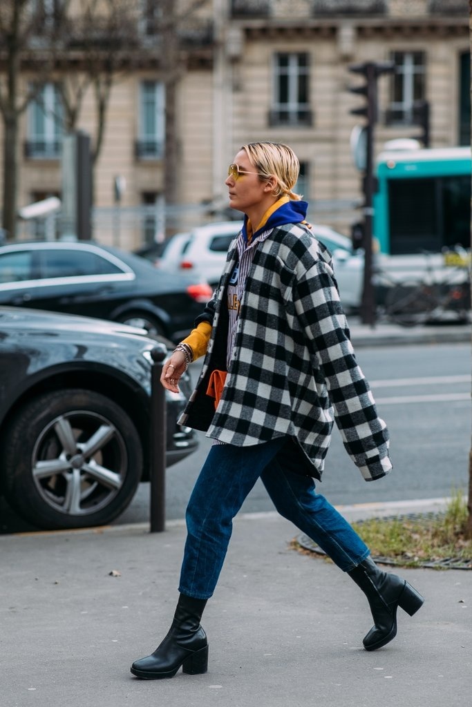 Muốn có phong cách khỏe khoắn, năng động, bạn hãy mặc áo sơ mi kẻ sọc bên ngoài áo hoodie nhé!    