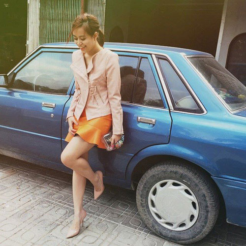 Nữ ca sĩ khéo léo kết hợp blazer màu da người, cùng tone màu với màu giày, chân váy màu vàng cam làm điểm nhấn chon tổng thể.  