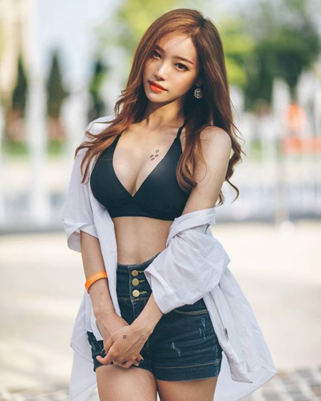 Cô mẫu người Hàn này tự tin mặc sơ mi trắng với nội và quần short trên phố, gợi cảm nhưng quả thật khó mà chê ở điểm nào.    
