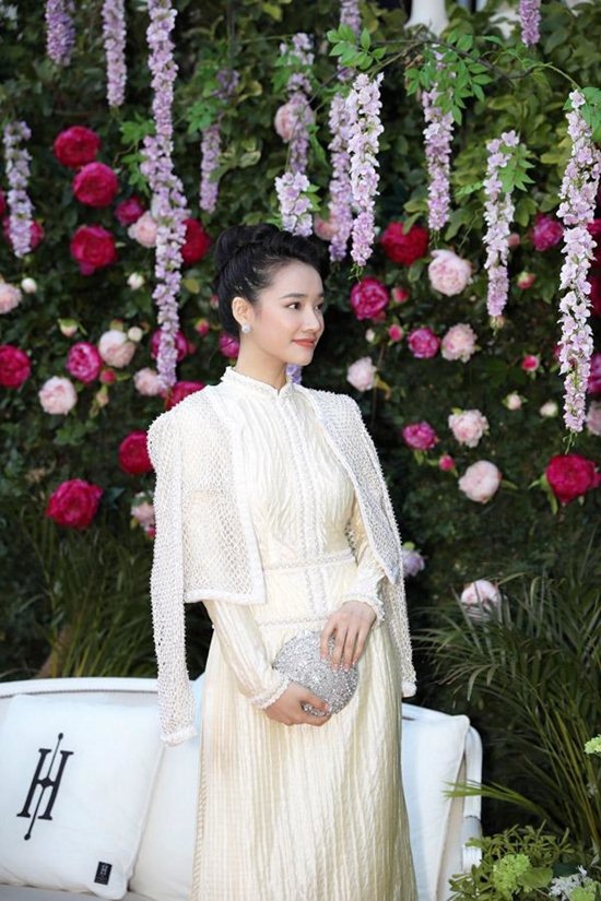 Sang trọng cùng tà áo dài đính kết của NTK Công Trí. 