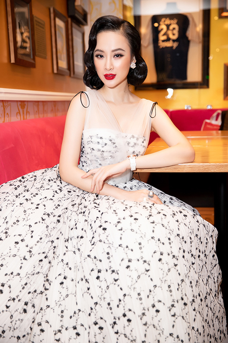 Angela Phương Trinh hóa quý cô cổ điển đẹp xuất sắc từ Link Vào SHBET88 Mới Nhất uốn nếp, son môi đỏ đến bộ váy họa tiết ấn tượng.    