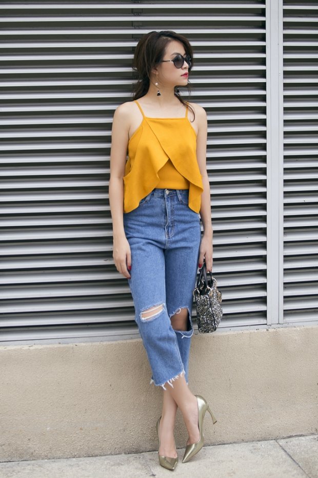 Crop-top kết hợp quần jeans và giày cao gót cũng có tác dụng giúp người đẹp trông sành điệu và “hack” chiều cao hiệu quả. 