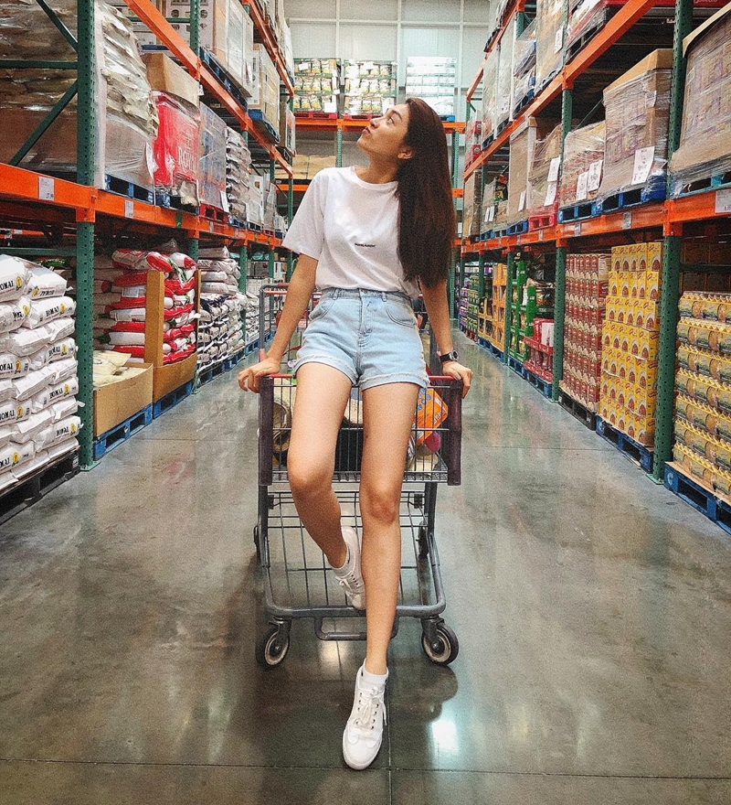 Không phụ kiện cầu kỳ, á hậu Lệ Hằng vẫn thu hút sự chú ý nhờ “cặp bài trùng” là áo phông và quần shorts, tôn Shbet888 phiên bản mới nhất miên man.    