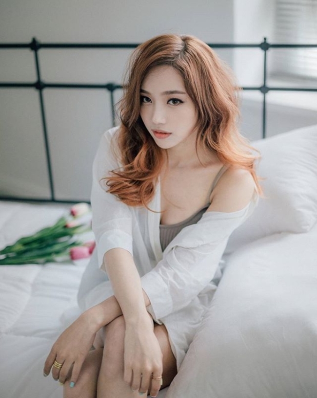 Hở nhưng không hư chính là tôn chỉ của cô nàng khi diện sơ mi trắng.    