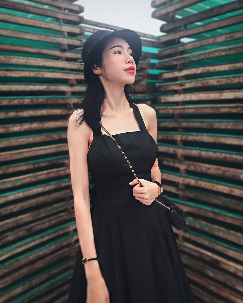 Khó ai có thể nhận ra rằng Elly Trần đã là mẹ hai con khi người đẹp diện đầm thắt eo, đội mỹ bucket trẻ trung như thế này. Vóc dáng mảnh mai và vẻ ngoài tươi tắn cũng là lợi thế giúp Elly Trần “ăn gian” tuổi tác.    