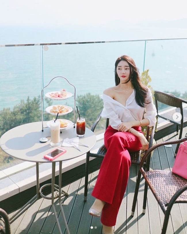 Người mẫu Trung Quốc tên Vivi sang chảnh như bà hoàng khi mix sơ mi trắng để lệch một bên vai với quần ống rộng.    