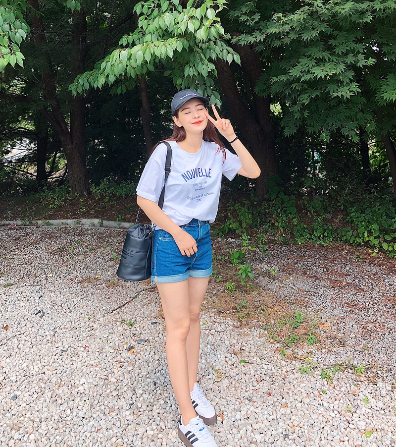 Chi Pu tạo dáng nghịch ngợm với áo phông, quần shorts và giày thể thao. Chiếc mũ lưỡi trai của Balenciaga từng khiến nhiều tín đồ “điên đảo” cũng được cô nàng trưng dụng, nâng tầm Shbet999 com đăng nhập thành công.    