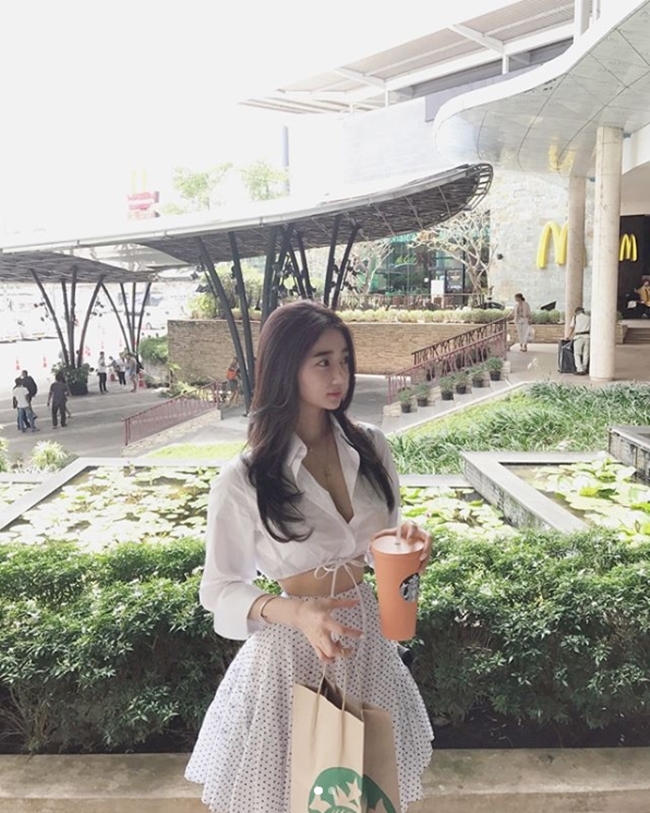 Một kiểu phối sơ mi khác của Vivi cũng đủ khiến mày râu “đứng hình”.    