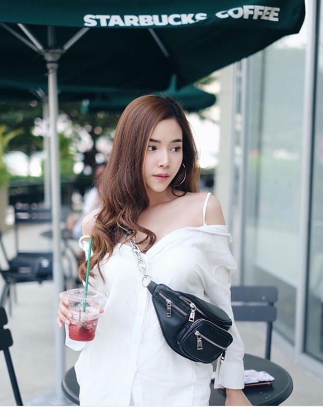 Cô mẫu này cũng sở hữu đủ thể loại sơ mi trắng để mặc từ nhà ra phố.    