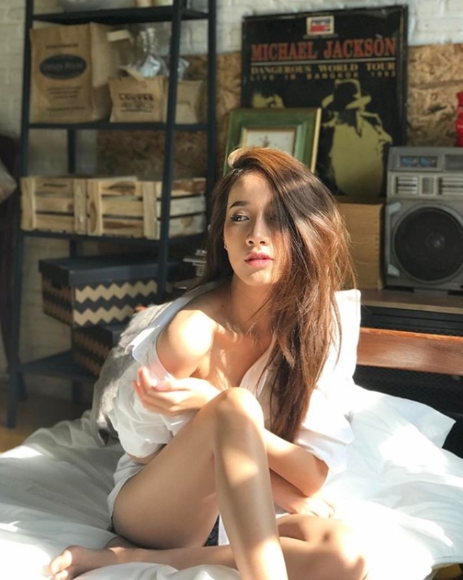 Mẫu nội y Pichana Yoosuk khoe bờ vai thon trắng ngần với sơ mi trắng, không hề gây cảm giác phô phang.    