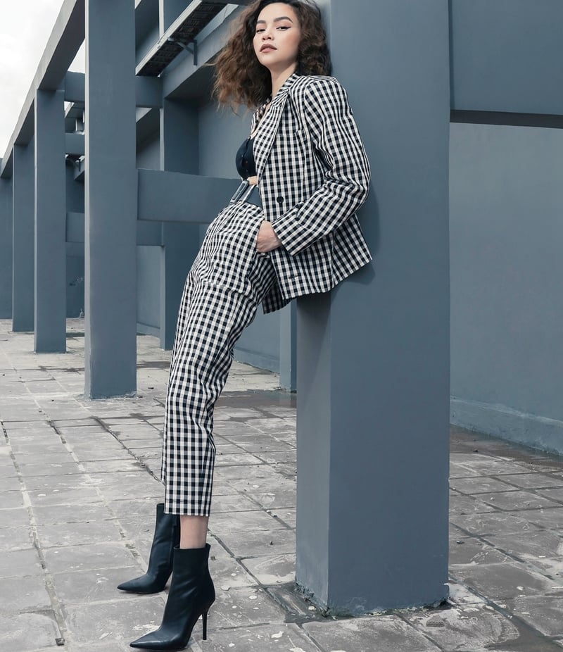 Hồ Ngọc Hà còn ghi điểm tuyệt đối với bộ suits kẻ gingham, phối cùng crop top và boots cao gót. Phép cộng lý tưởng này vừa làm bật được vẻ ngoài mạnh mẽ lại giúp “nữ hoàng giải trí” thêm phần sắc sảo, gợi cảm.    