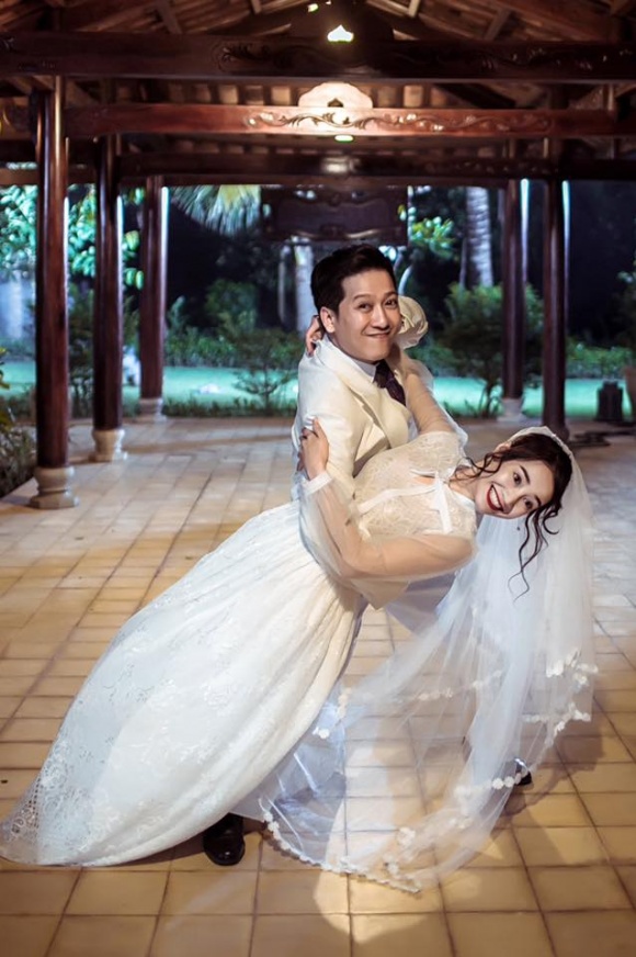 Có thể thấy, dáng váy này rất được lòng người đẹp, bởi trước đó không ít lần Nhã Phương từng xuất hiện trên thảm đỏ với những bộ cánh tương tự.  